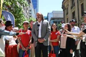 Con un muro de escalada y esculturas de hielo se celebró la cuarta Semana Internacional de la Montaña en calle Bandera