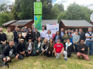 Inauguran panel informativo en parque nacional Alerce Andino