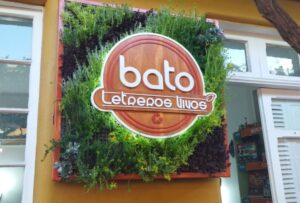 Publicista de Quillota crea letreros verdes con apoyo del Semilla Expande Mujer de Corfo