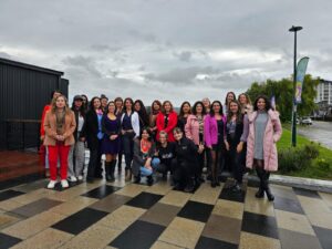 Mujeres emprendedoras se reúnen en desayuno para compartir experiencias y desafíos
