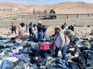 Artesanas y diseñadoras crean ropa de pasarela con basura textil de Alto Hospicio
